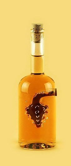 Бутылка с виноградной гроздью из стекла ручной работы