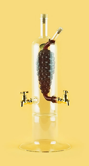 Бутылка с кранами и виноградной гроздью из стекла ручной работы