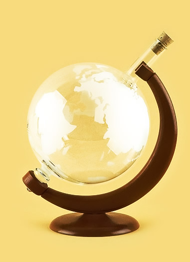 Глобус на деревянной подставке из стекла ручной работы
